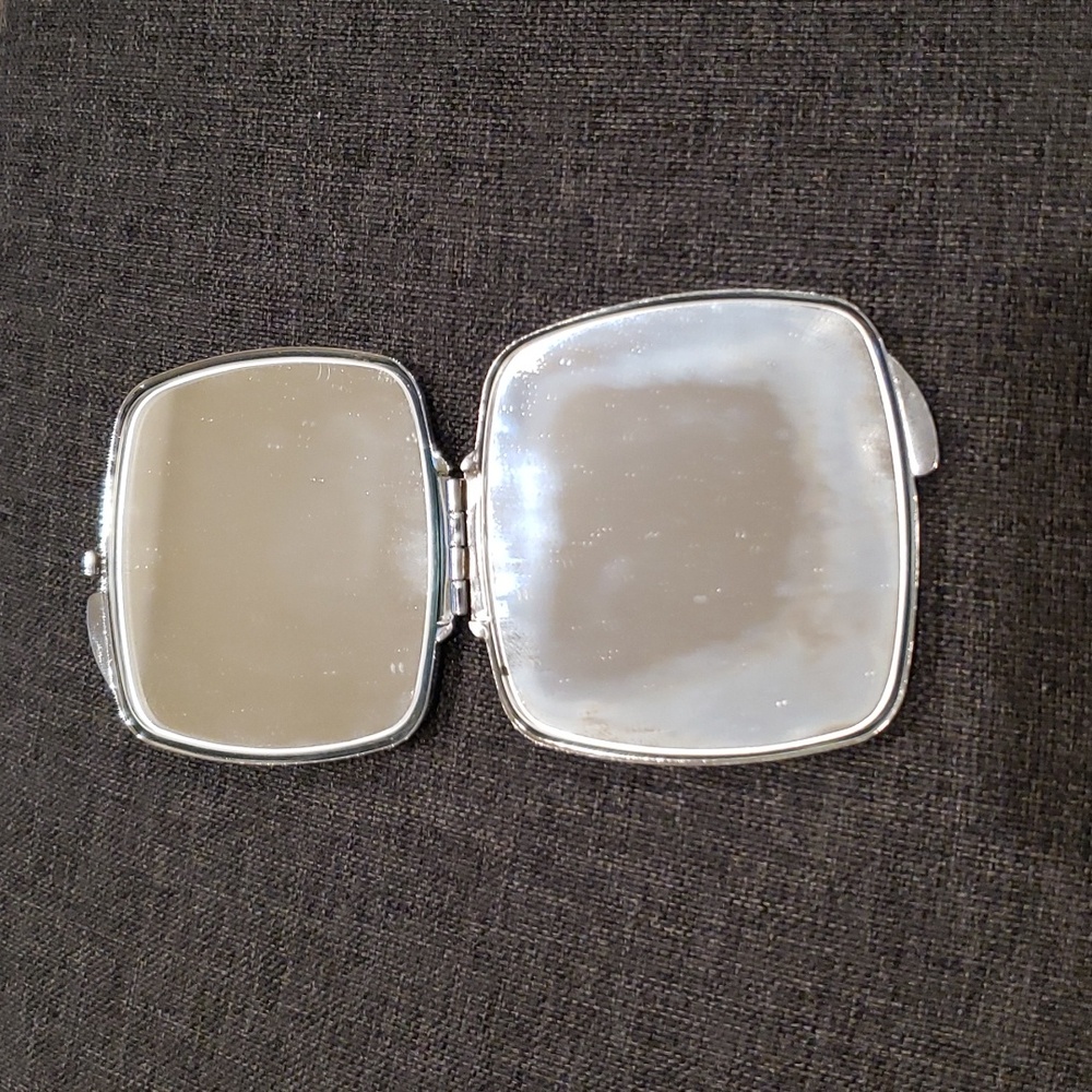 Pinup Compact Mirror - Picture 2 of 3